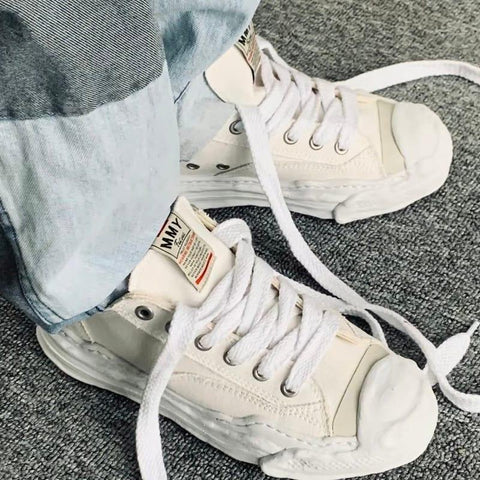 נעלי סניקרס לבנות MMY על שטיח אפור, לשרוך לבן, מכנס ג'ינס בהיר