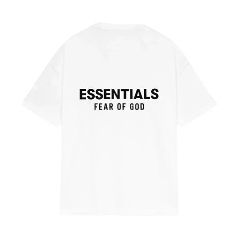 חולצת טי שירט לבנה עם הדפס שחור ESSENTIALS FEAR OF GOD בגב, מותג אופנה אורבני